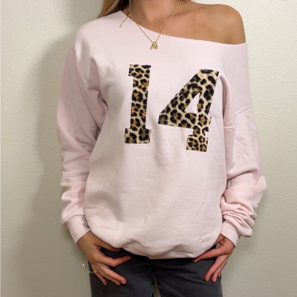 Pink off the shoulder crewneck with leopard print - Picture 1 of 4